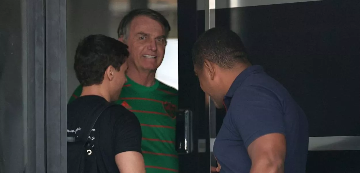 O ex-presidente Jair Bolsonaro aparece na porta de casa durante sua prisão domiciliar, em Brasília-DF - 21 de novembro de 2025