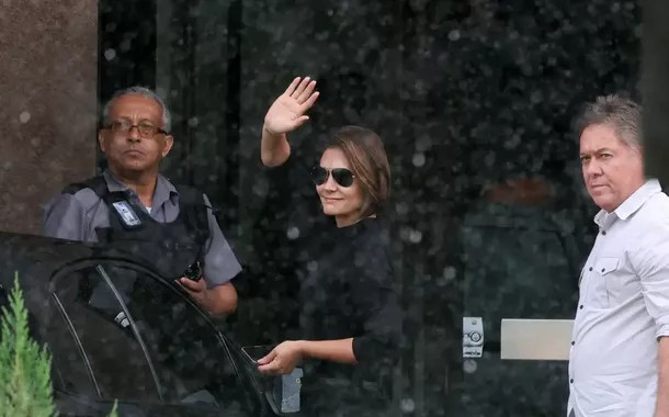 Flávio vai pedir a Bolsonaro que enquadre 'maluquices' de Michelle