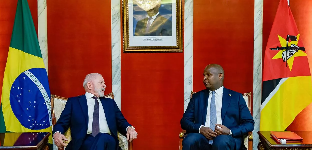 Presidente da República, Luiz Inácio Lula da Silva, durante reunião restrita com o Presidente da República de Moçambique, Daniel Francisco Chapo. Palácio Presidencial, Sala das Conversações – Maputo (Moçambique)

Foto: Ricardo Stuckert / PR