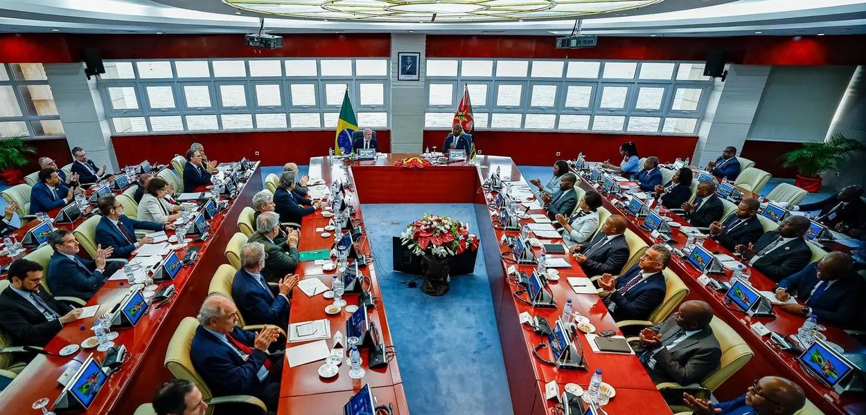 Maputo (Moçambique) - 24/11/2025 - Presidente Luiz Inácio Lula da Silva durante reunião ampliada com o presidente de Moçambique, Daniel Chapo, no Palácio Presidencial