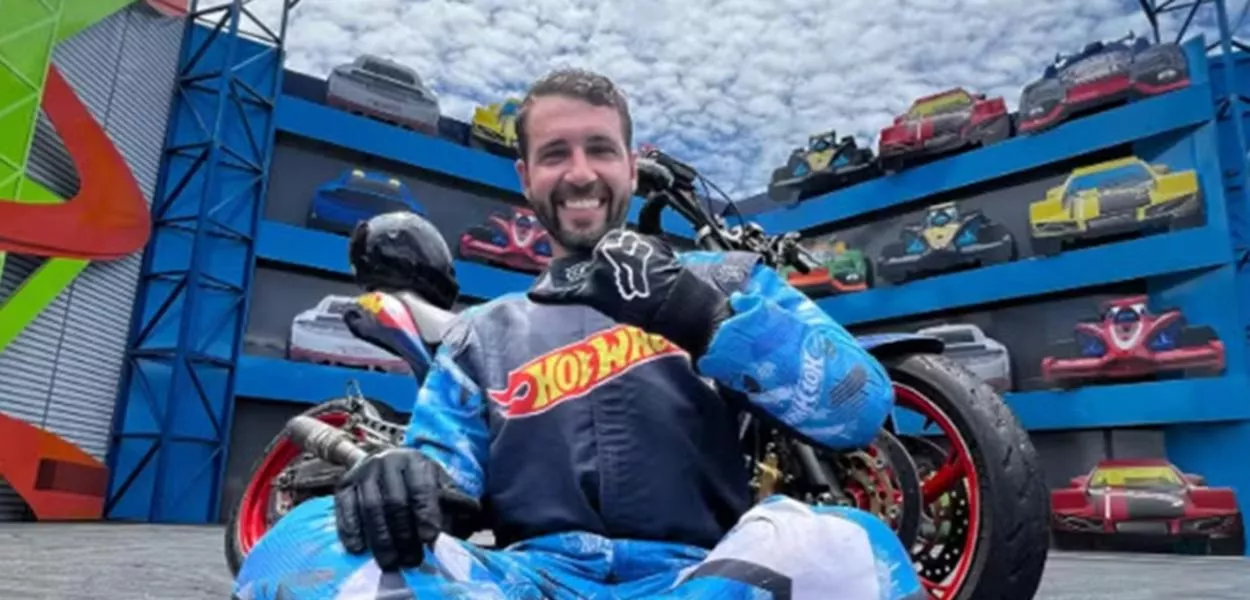 Lurrique Ferrari, de 36 anos, sofreu acidente ao bater em rampa durante show de motos