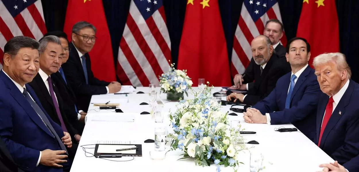 Os presidentes dos EUA, Donald Trump, e da China, Xi Jinping  - 30/10/2025