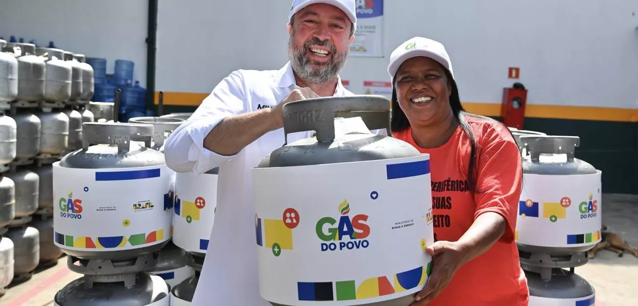 O ministro Alexandre Silveira (Minas e Energia) participa da entrega de botijões do programa Gás do Povo