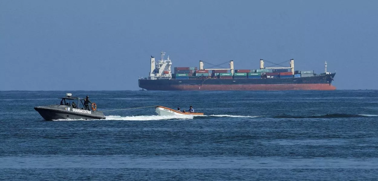Embarcação da guarda costeira da Marinha venezuelana opera na costa do Caribe - 11/09/2025
