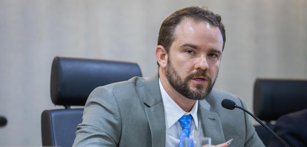 Dívida pública precisa ser tratada agora e pelo próximo governo, diz ministro da Fazenda