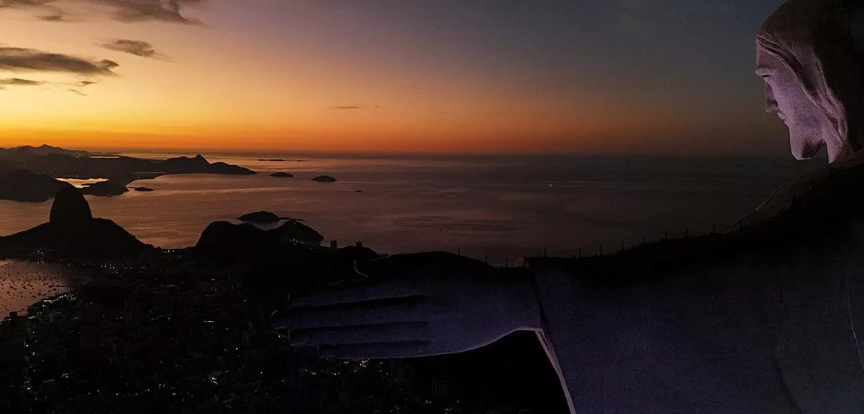 Vista aérea feita por drone mostra a estátua do Cristo Redentor durante nascer do sol no Rio de Janeiro
19 de junho de 2025