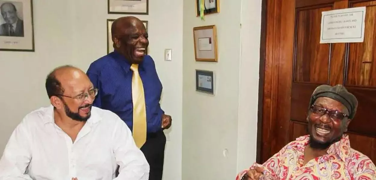 Jornalista e DJ Ademar Danilo, diretor do Museu do reggae (à esq., de branco) e Jimmy Cliff à dir., sentado