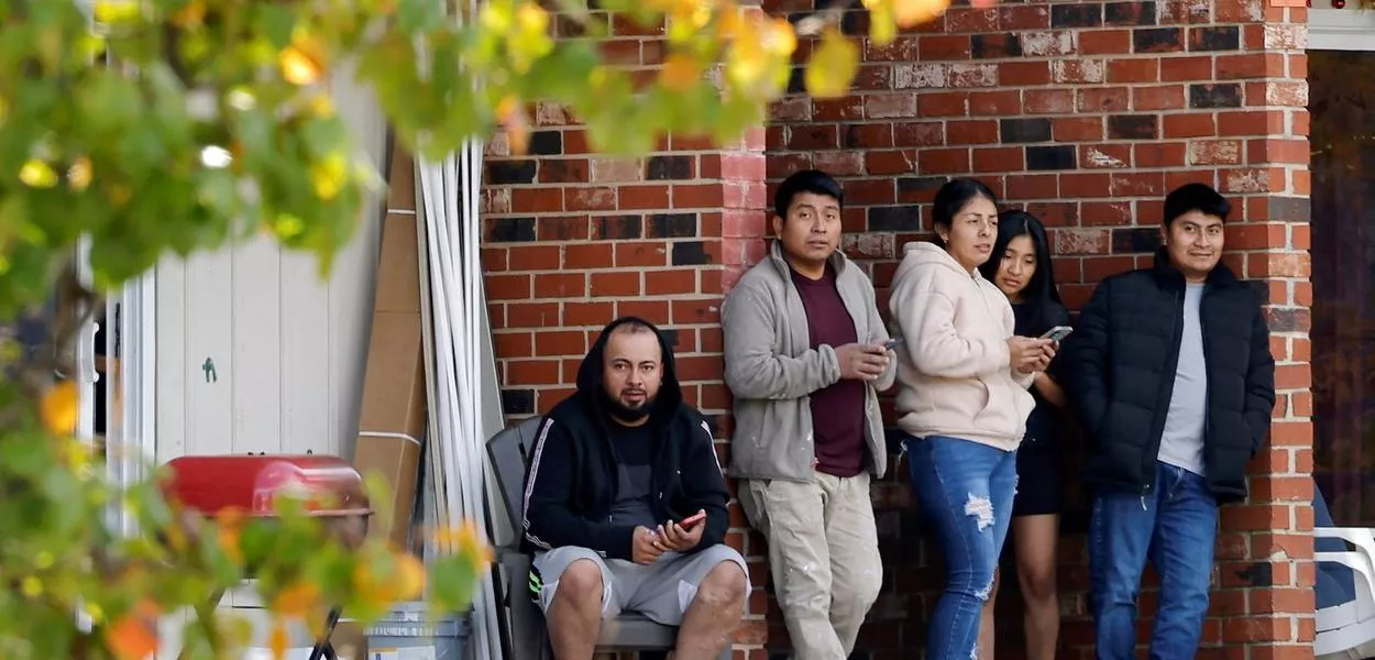 Moradores de uma comunidade latina após uma operação de autoridades federais de imigração em Raleigh, Carolina do Norte
18/11/2025
REUTERS/Jonathan Drake