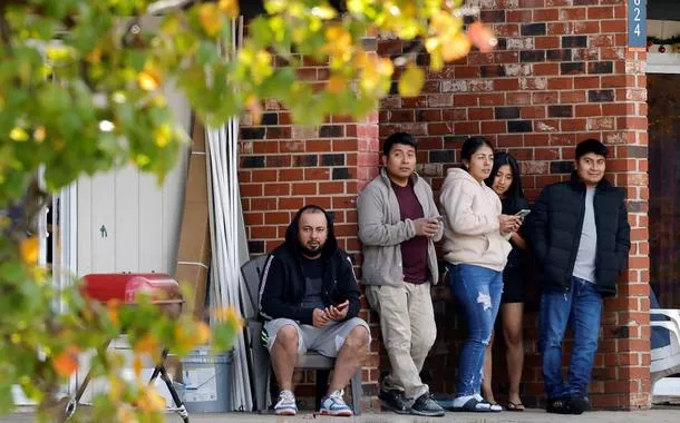 Moradores de uma comunidade latina após uma operação de autoridades federais de imigração em Raleigh, Carolina do Norte
18/11/2025
REUTERS/Jonathan Drake