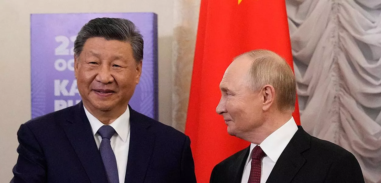 Xi Jinping (à esq.) e Vladimir Putin