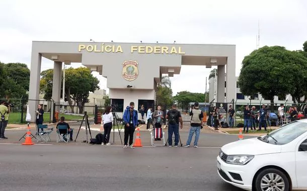 Bolsonaro recebe filhos na PF