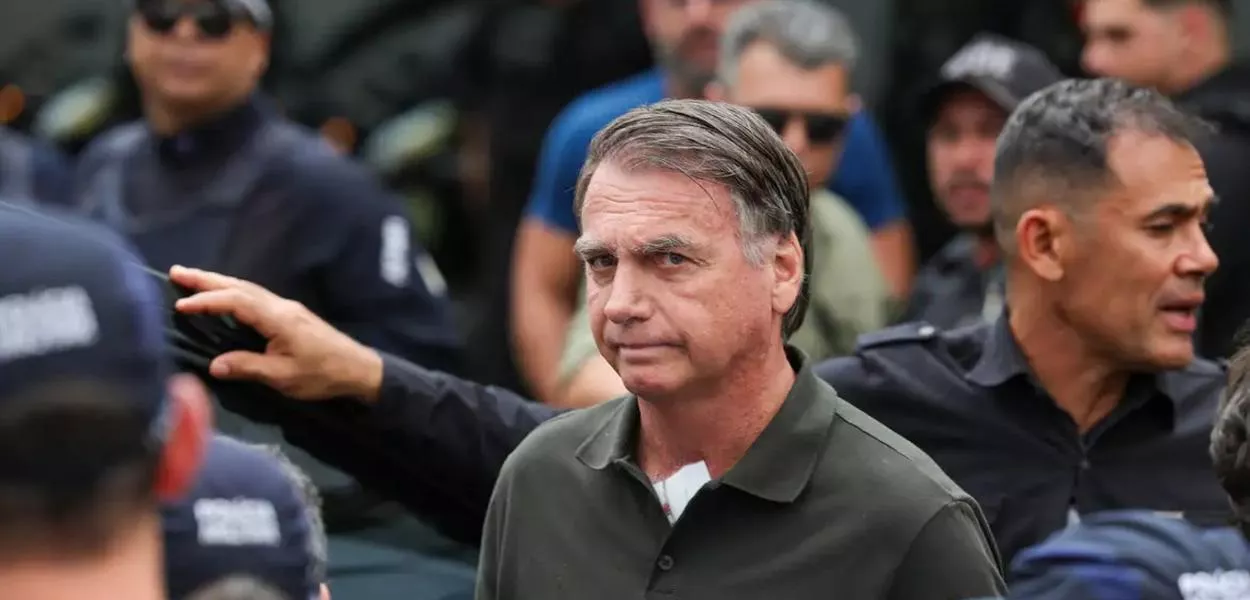 Médicos foram acionados após Bolsonaro ter 'crise acentuada de soluços' na prisão, dizem filhos