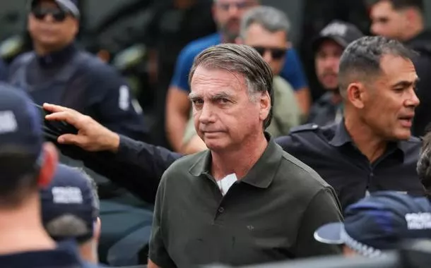 Médicos foram acionados após Bolsonaro ter 'crise acentuada de soluços' na prisão, dizem filhos