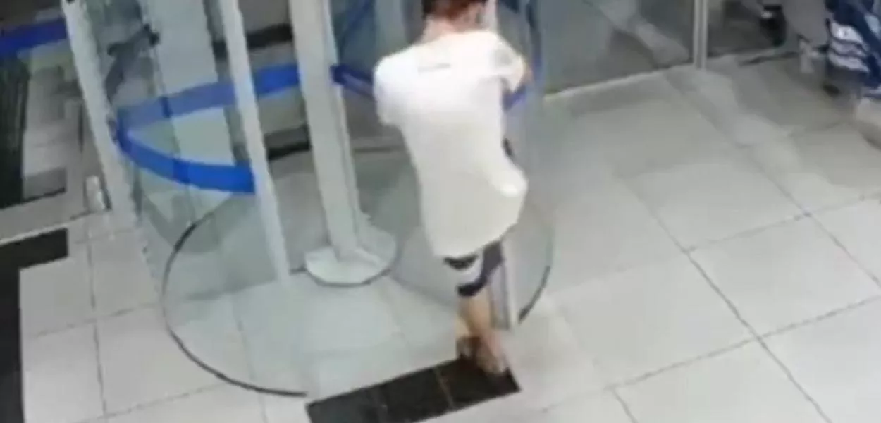 O assaltante foi encontrado debaixo de uma escada, segundo a PM, algemado e preso