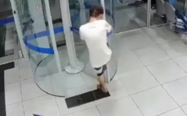 O assaltante foi encontrado debaixo de uma escada, segundo a PM, algemado e preso