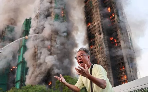 Icêndio de grandes proporções atinge condomínio de arranha-céus em Hong Kong