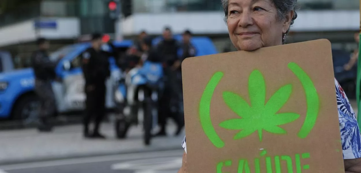 Rio de Janeiro (RJ) - 06/05/2023 - Marcha da Maconha na orla de Ipanema