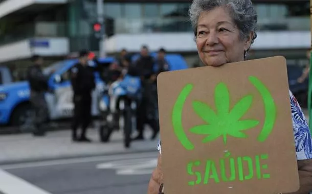 Rio de Janeiro (RJ) - 06/05/2023 - Marcha da Maconha na orla de Ipanema