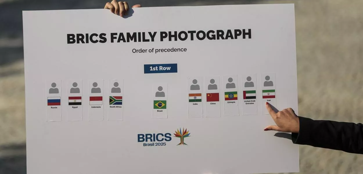Rio de Janeiro (RJ) - 06/07/2025 - Funcionário da imprensa do BRICS mostra cartaz com posição para foto ofical durante a cúpula do bloco