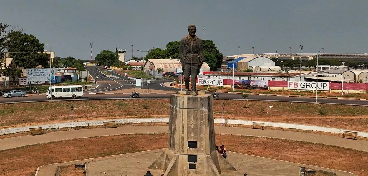 Imagem aérea feita por drone mostra estátua de Amílcar Lopes Cabral, líder anticolonial que liderou o movimento de independência de Guiné-Bissau, em Bissau - 24/11/2025
