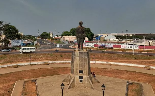 Imagem aérea feita por drone mostra estátua de Amílcar Lopes Cabral, líder anticolonial que liderou o movimento de independência de Guiné-Bissau, em Bissau - 24/11/2025
