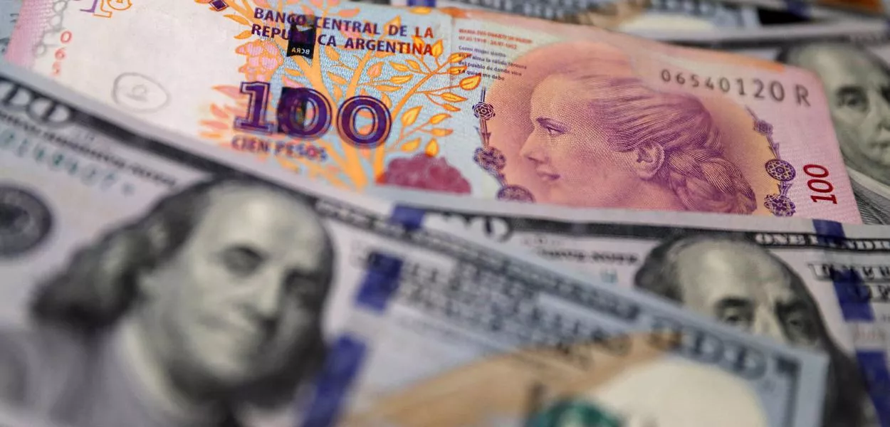 Notas de peso argentino e dólar - Ilustração de 17/10/2022
