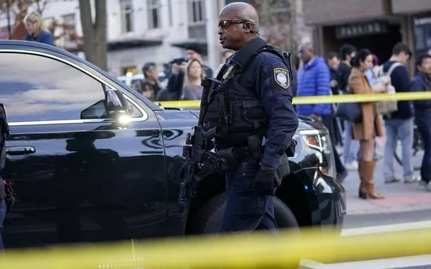 Policial caminha em área isolada após dois membros da Guarda Nacional terem sido baleados perto da Casa Branca, em Washington
26/11/2025
