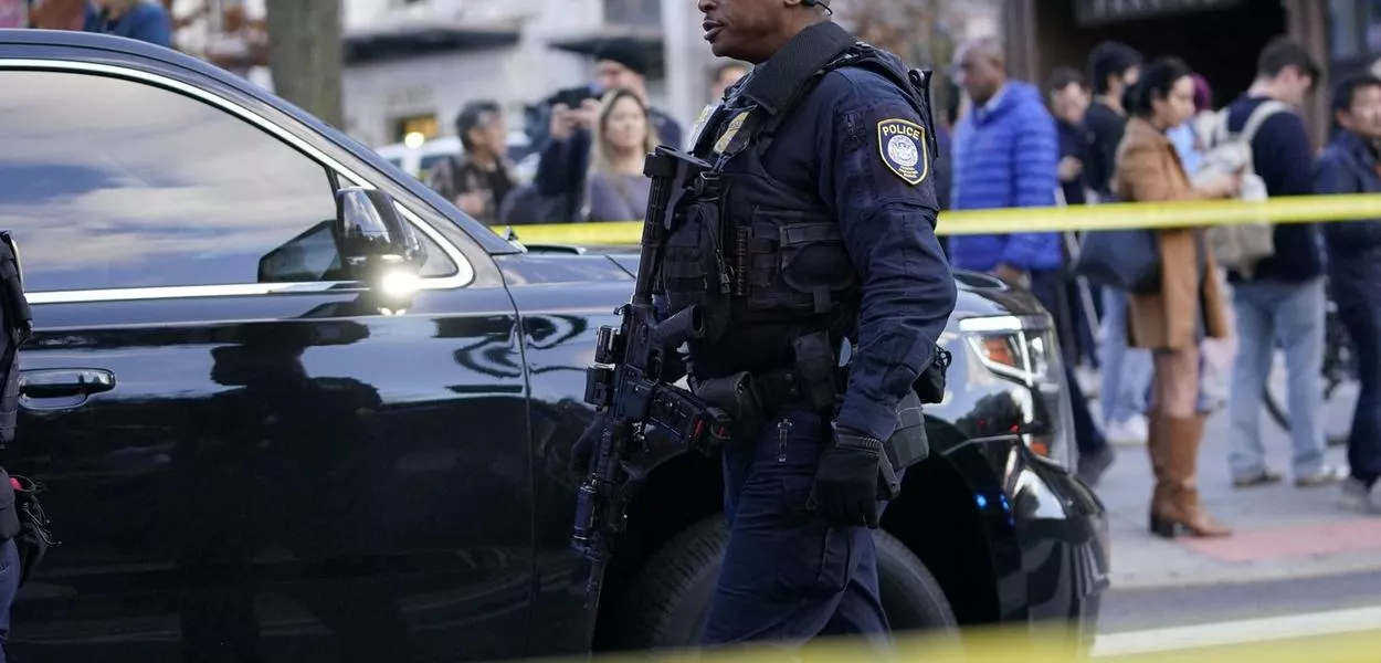 Policial caminha em área isolada após dois membros da Guarda Nacional terem sido baleados perto da Casa Branca, em Washington
26/11/2025