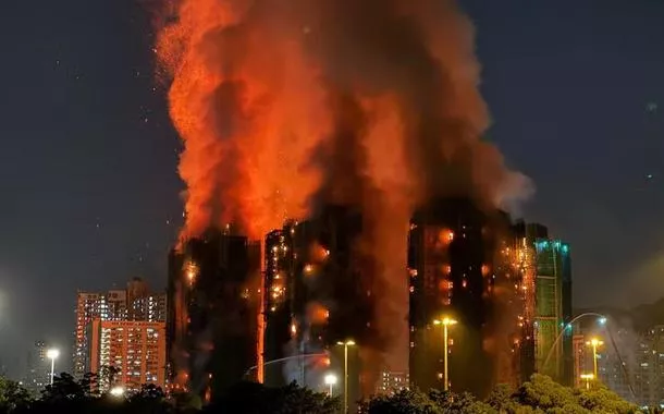 Complexo de prédios atingido por incêndio em Hong Kong