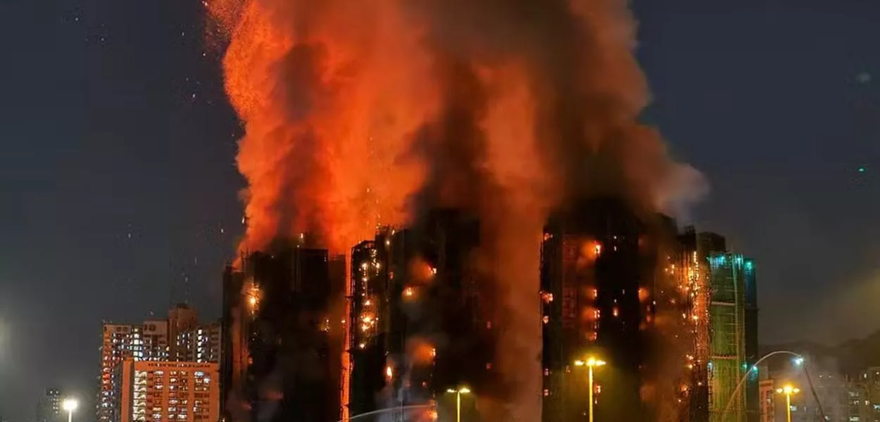 Complexo de prédios atingido por incêndio em Hong Kong