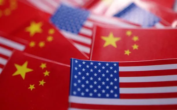 Ilustração com bandeiras dos Estados Unidos e da China
20 de março de 2025
