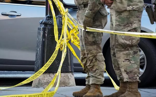Membros da Guarda Nacional após dois integrantes terem sido baleados perto da Casa Branca, em Washington, D.C. - 26/11/2025