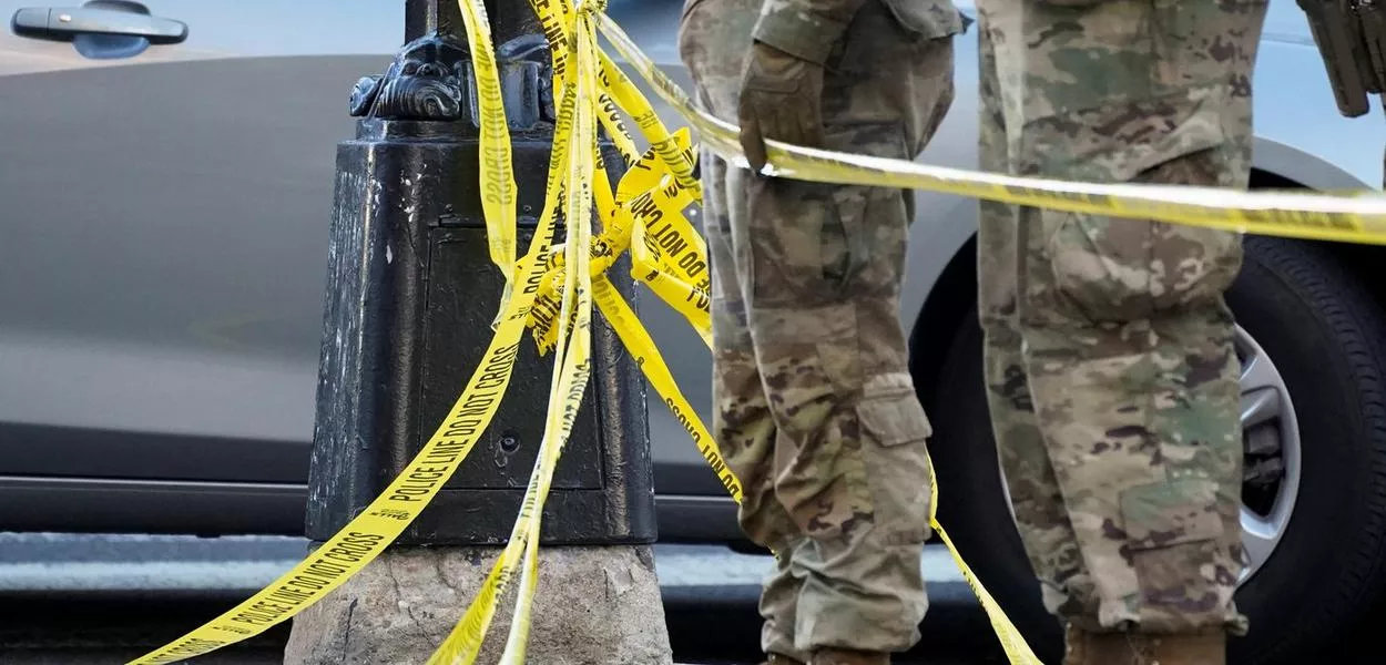 Membros da Guarda Nacional após dois integrantes terem sido baleados perto da Casa Branca, em Washington, D.C. - 26/11/2025