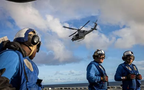 Helicóptero UH-1Y Venom do Corpo de Fuzileiros Navais dos EUA decola do navio da Marinha dos EUA no Mar do Caribe - 17 de novembro de 2025