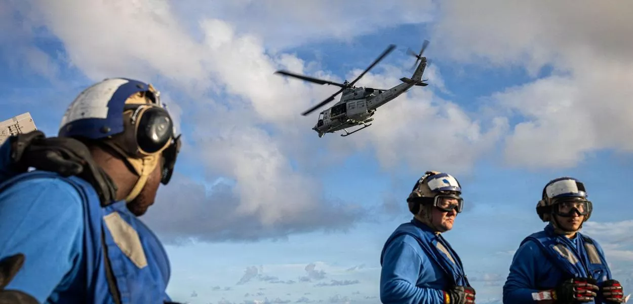Helicóptero UH-1Y Venom do Corpo de Fuzileiros Navais dos EUA decola do navio da Marinha dos EUA no Mar do Caribe - 17 de novembro de 2025