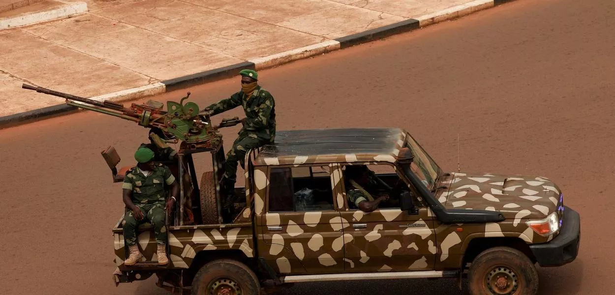 Soldados patrulham as proximidades do palácio presidencial em Bissau - 21/11/2025    