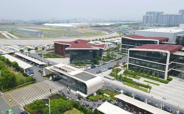 HEFEI - Foto aérea feita por drone em 7 de junho de 2024 mostra a vista externa da Volkswagen (Anhui) Automotive Company Limited, em Hefei, na província de Anhui, na China