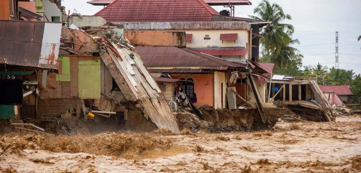 Enchente em Padang, na Indonésia - 28/11/2025