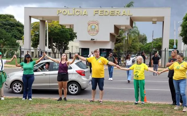 Bolsonaristas em frente a sede da Polícia Federal em Brasília