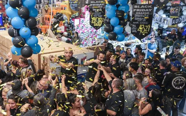 São Paulo (SP) - 27/11/2025 - Loja em Osaco abre suas portas para clientes dando início a Black Friday