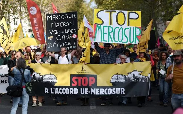 Protesto em Paris contra acordo Mercosul-UE - 14/10/2025 