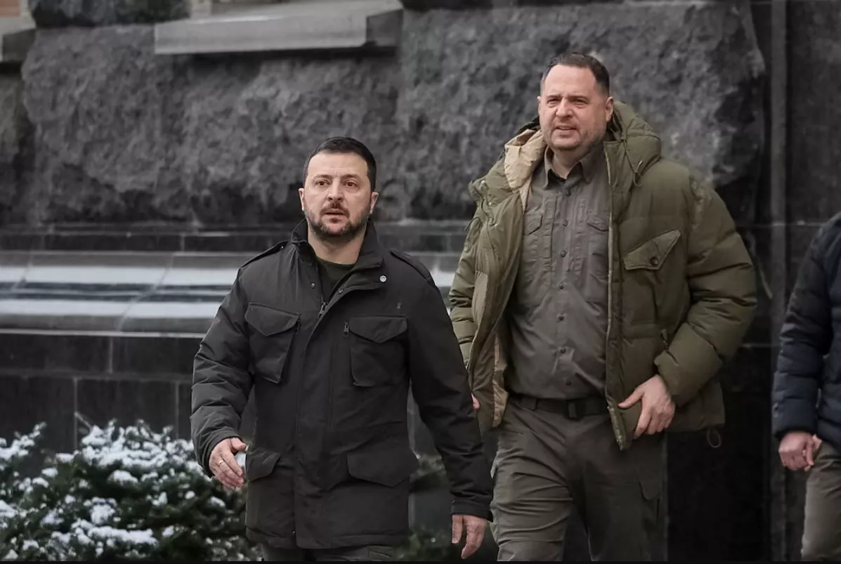 O presidente da Ucrânia, Volodymyr Zelenskiy, e o chefe do gabinete presidencial, Andriy Yermak, caminham em meio ao ataque da Rússia à Ucrânia, em Kiev, Ucrânia, em 22 de janeiro de 2024.