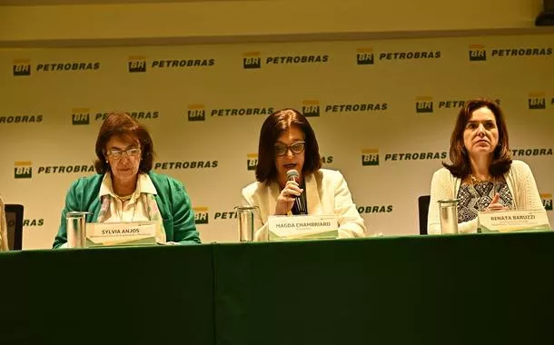 Magda Chambriard ao microfone