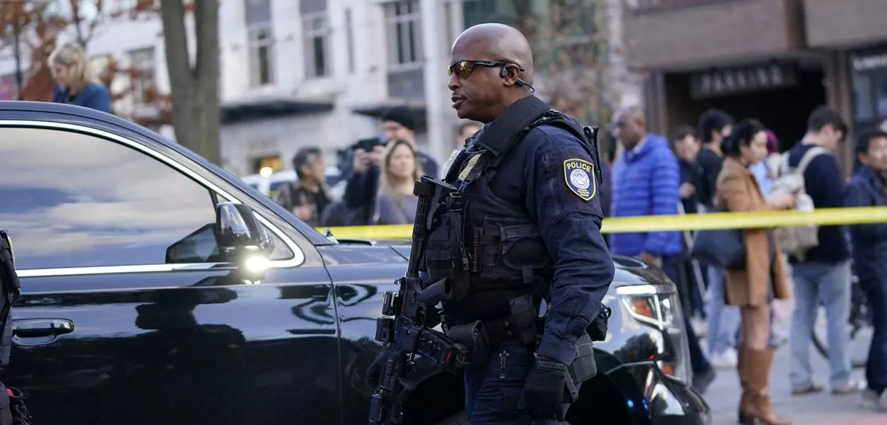 Policial caminha em área isolada após dois membros da Guarda Nacional terem sido baleados perto da Casa Branca, em Washington
26/11/2025
