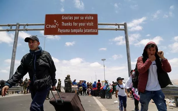 Migrantes venezuelanos que buscam sair do Chile voltam ao país após o Peru reforçar a segurança na fronteira
28/11/2025
