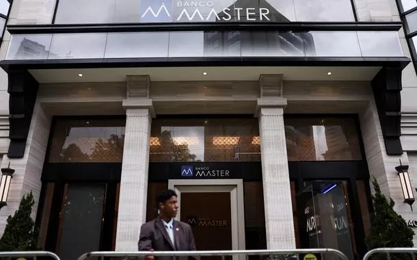 Segurança do lado de fora do Banco Master, após a prisão do acionista controlador do banco, Daniel Vorcaro, em São Paulo - 18 de novembro de 2025