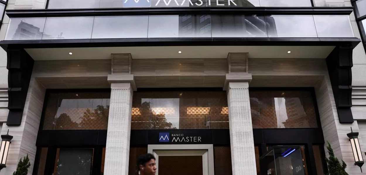 Segurança do lado de fora do Banco Master, após a prisão do acionista controlador do banco, Daniel Vorcaro, em São Paulo - 18 de novembro de 2025