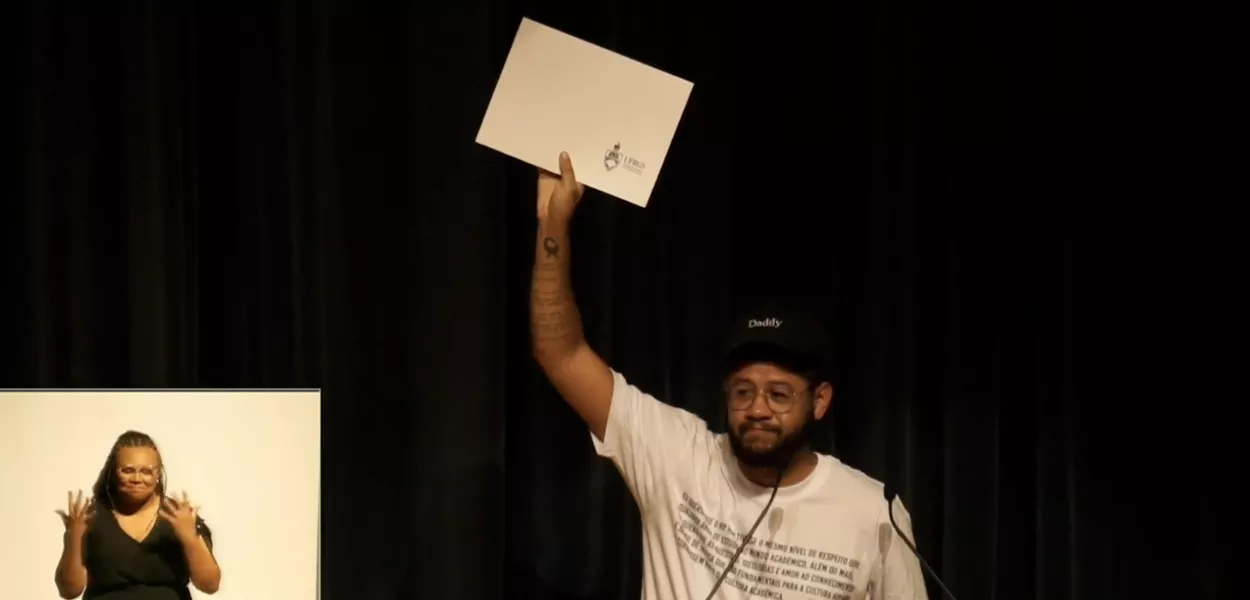 Emicida recebe título de doutor honoris causa da UFRGS e faz tributo à cultura negra