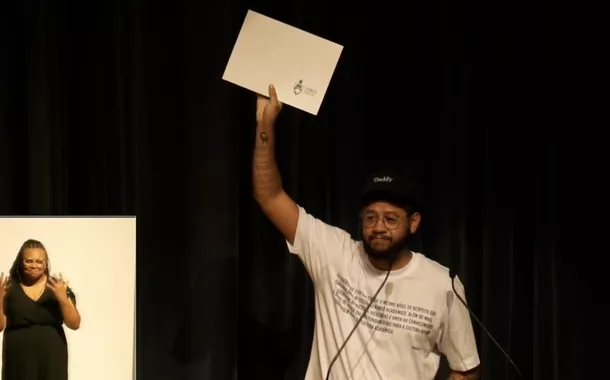 Emicida recebe título de doutor honoris causa da UFRGS e faz tributo à cultura negra