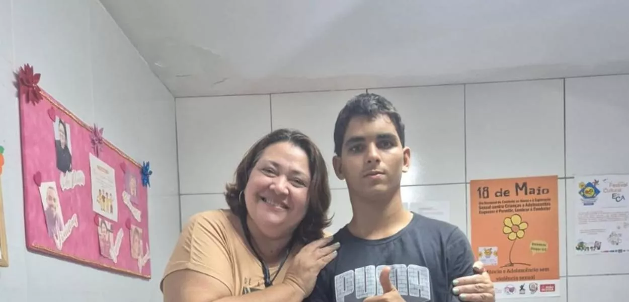 O jovem ao lado da conselheira